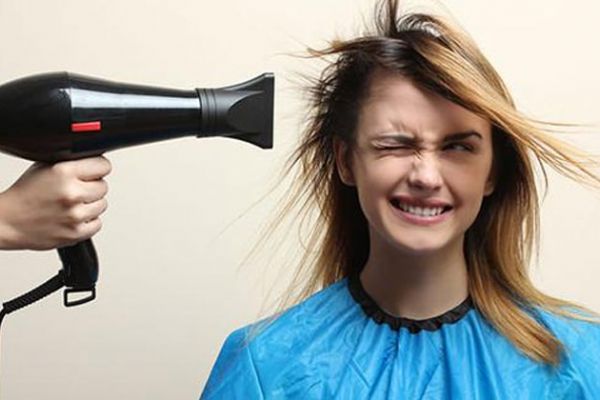 Saçınızı kuruturken bunu asla yapmayın!