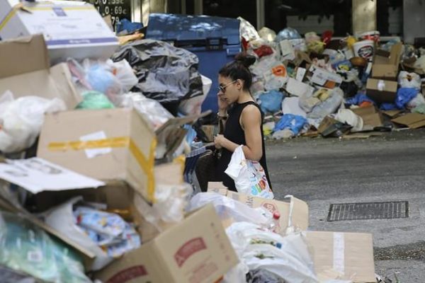Komşu ülke çöplük içinde!