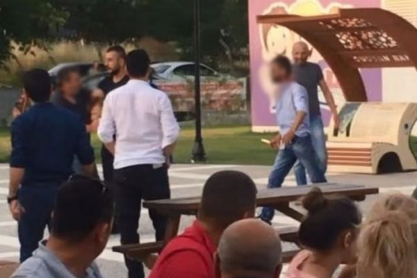 Çocuk parkında dehşet! Falçatayla saldırdı