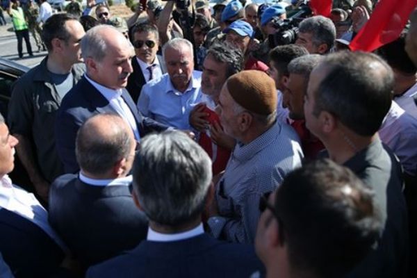 Başbakan Yardımcısı Numan Kurtulmuş Samsat'taki depremzedeleri dinledi