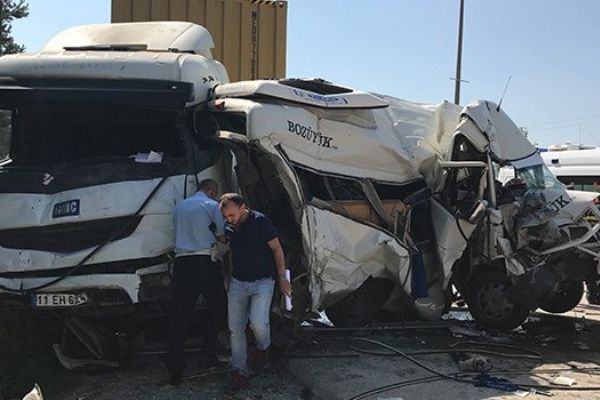 Bilecik'te TIR'ın arkasında park eden minibüse arkadan gelen TIR çarptı: 6 yaralı