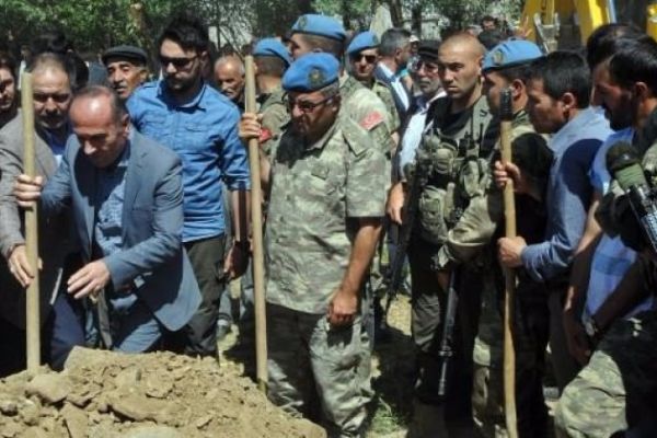 Arkadaşının kurşunuyla şehit oldu!