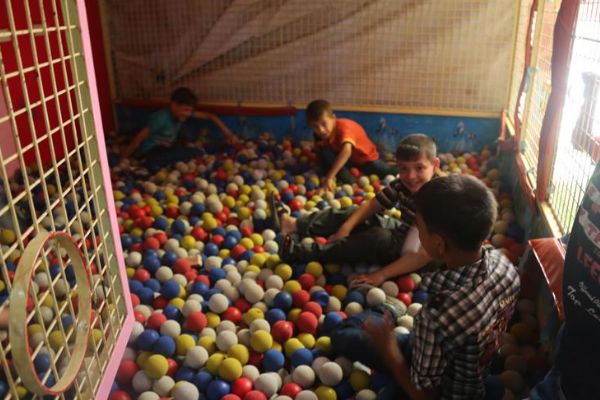 Suriyeli çocuklar için bayramda yeraltı lunaparkı