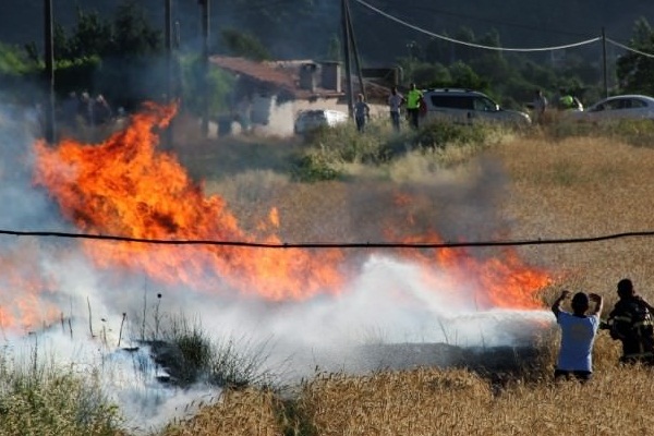 Akaryakıt istasyonu yakınında yangın