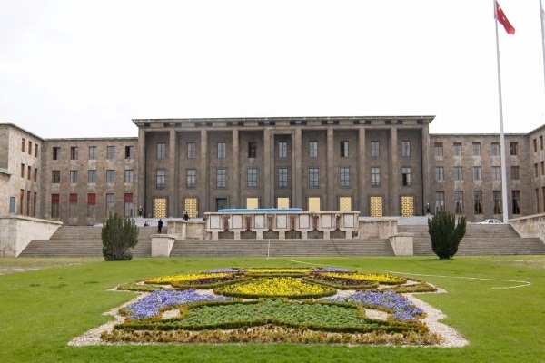 Yeni Meclis binası için yer aranıyor