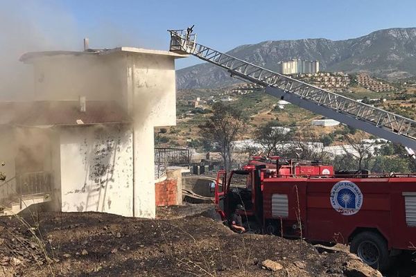 Alanya'da villalar bölgesinde yangın çıktı