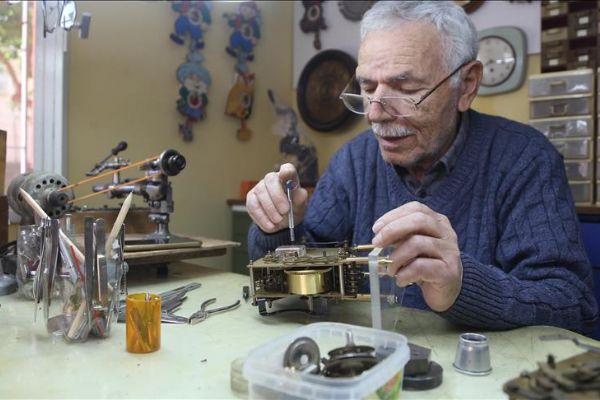 'Zamana' direnen saatçi