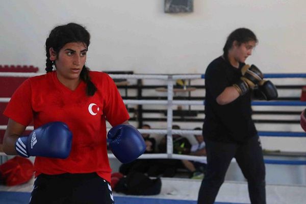 Köyde çoban ringde boksör