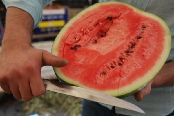 Sıcak havadan bunalanlara ücretsiz karpuz dağıtıldı!
