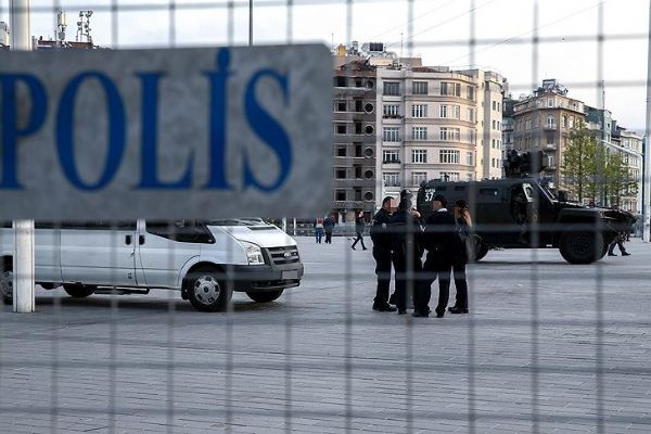 Otel odasında bildiri makinesi bulundu