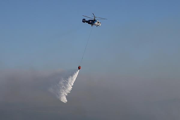 İzmir'de yangın söndürme helikopteri düştü