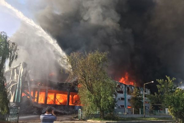 Fabrika alev alev yandı