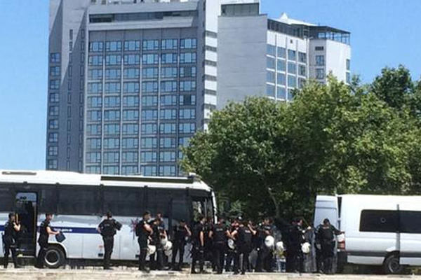 Taksim’de LGBT önlemi: Gezi parkına girişler kapatıldı