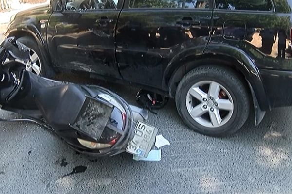 Kasksız motosiklet sürücüsü başından ağır şekilde yaralandı