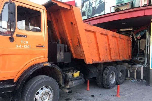 Karayolları aracı markete daldı