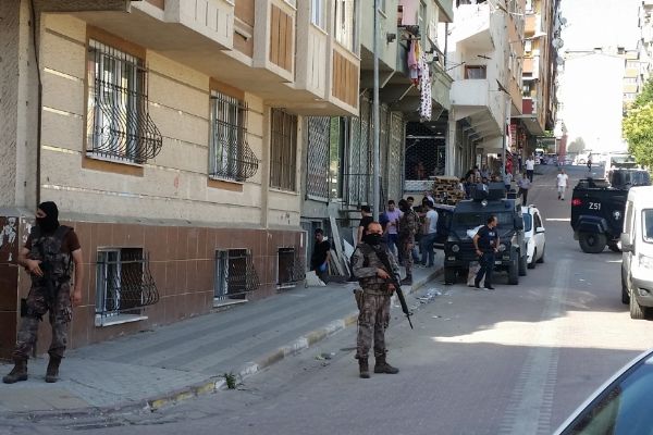 İstanbul'da terör operasyonu: 3 gözaltı