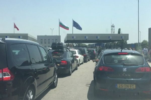 Sınırda büyük kriz! Uzun kuyruklar oluştu