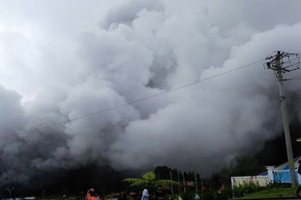 O ülkede yanardağ patladı: 10 yaralı