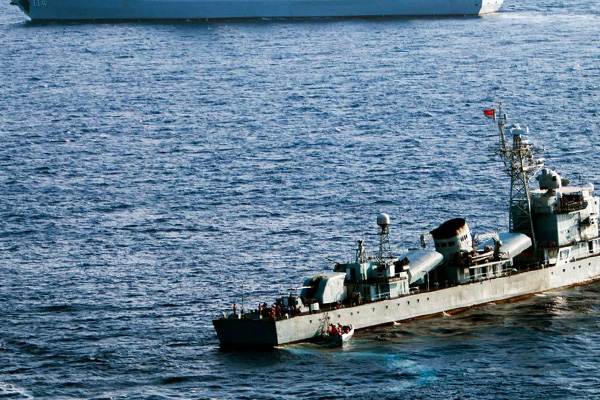 Paracel Adaları’nda sıcak dakikalar! ABD savaş gemisi ile Çin jetleri karşı karşıya!