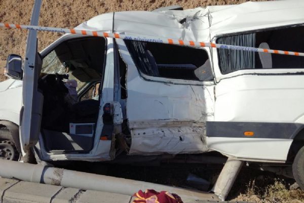 Minibüs direğe çarptı! Çok sayıda yaralı var