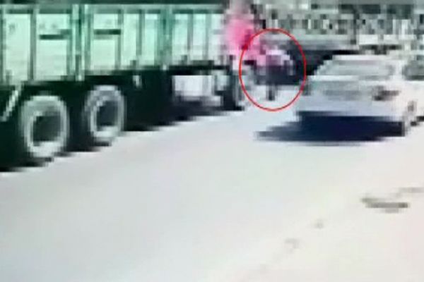 Hafriyat kamyonu kaza yaptı: 1 ölü