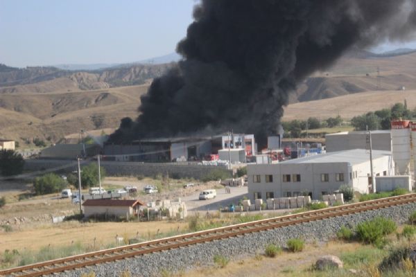 Katı atık üretim tesisinde büyük yangın