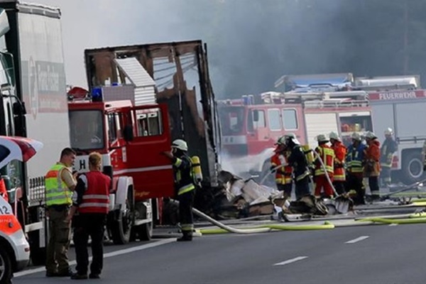 Almanya'da tur otobüsü alev aldı: 30 yaralı!