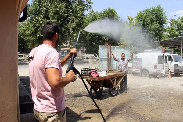 Oto yıkamacıdan vatandaşlara serinletme hizmeti