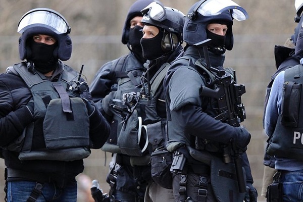 Alman polisi göstericileri dağıttı