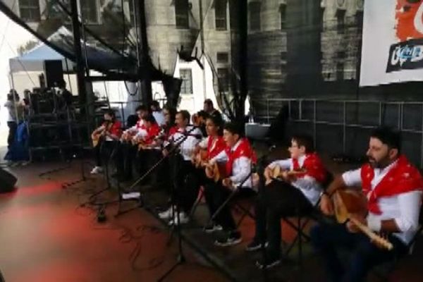 Almanya'da sahneden indirilen öğrenciler o anları anlattı