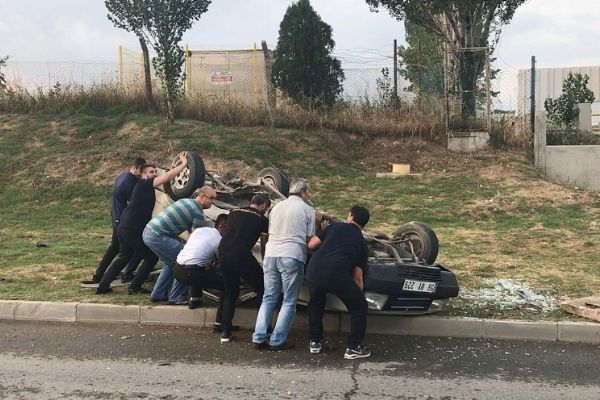 Kaza yaptıkları aracı kendileri düzelttiler