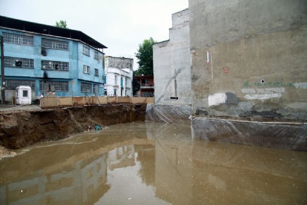 Çökme tehlikesi bulunan iki bina boşaltıldı