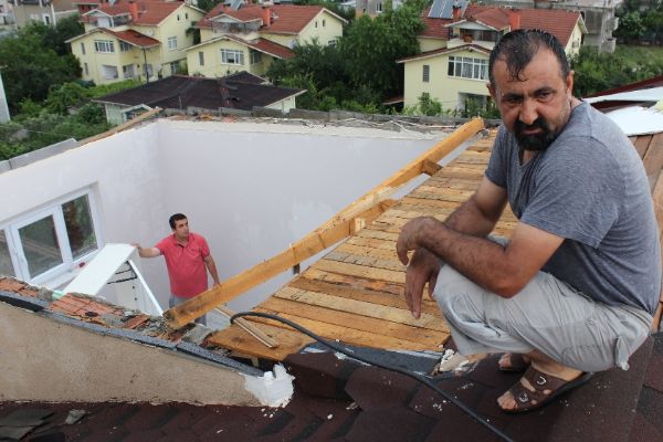Bir anda yataktan fırladılar: O anda çatıları yoktu