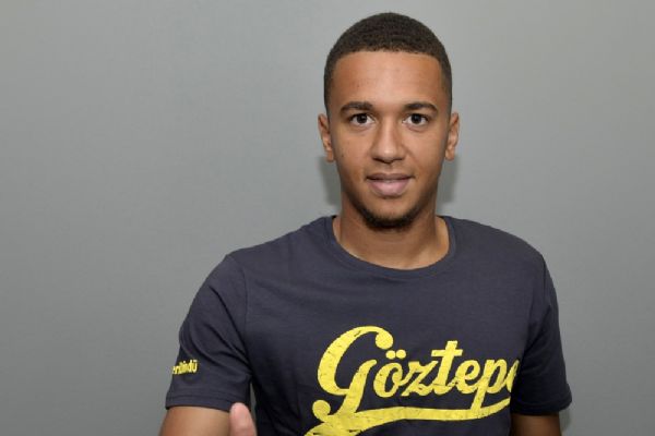 Axel Ngando imzayı attı