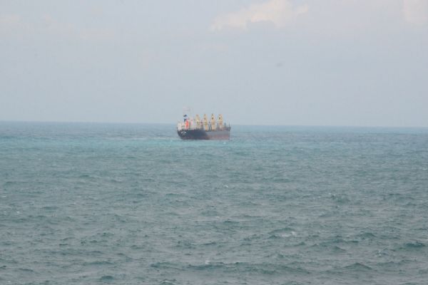 Açıkta bekleyen yük gemileri beşik gibi sallandı