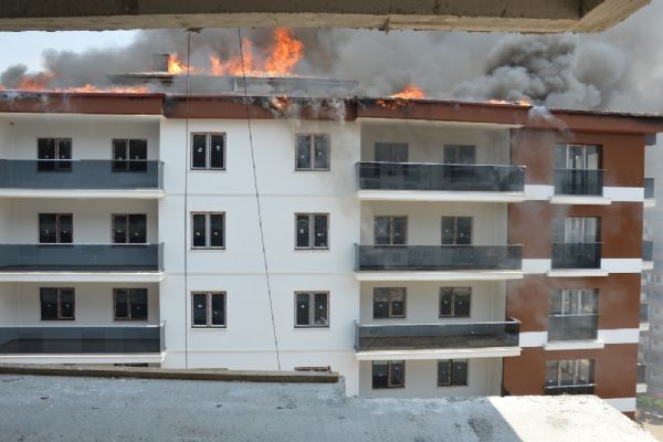 12 katlı binanın çatısı yandı