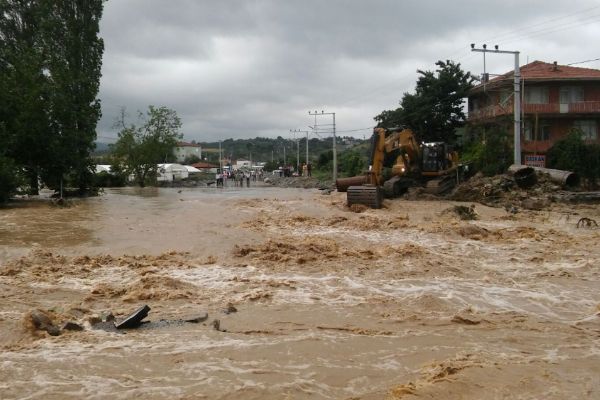 Belde sele teslim oldu