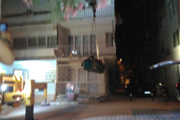 Cenaze çöp evden vinçle çıkarıldı