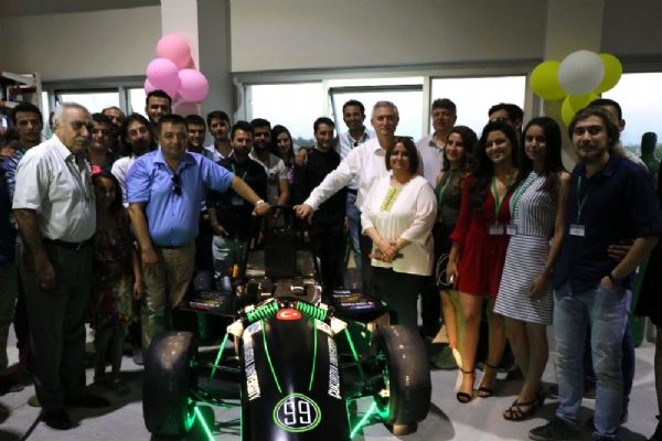 Mühendislik öğrencileri elektrikli araba üretti