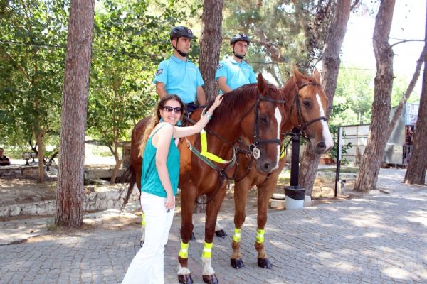 Jandarma atlı birliklerini gören turistlerden fotoğraf yarışı