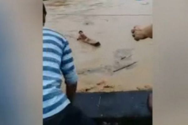 O ülke sulara gömüldü! Ölü sayısı yükseldi