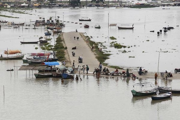 Hindistan sulara gömüldü: 20 ölü!