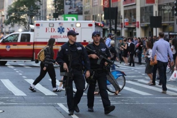 New York'ta polise silahlı saldırı