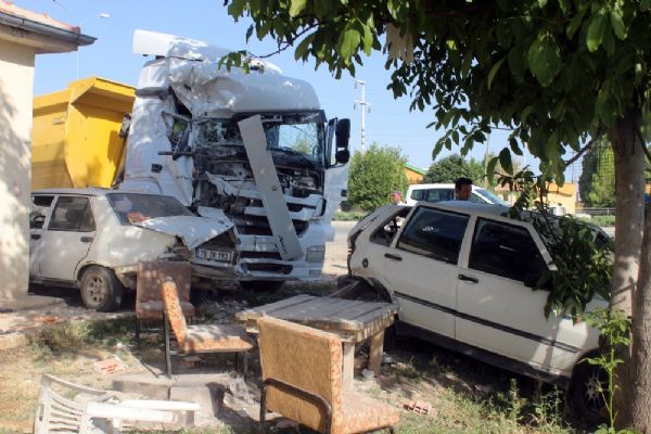 Hafriyat kamyonu eve daldı