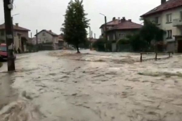 Bulgaristan selle boğuşuyor