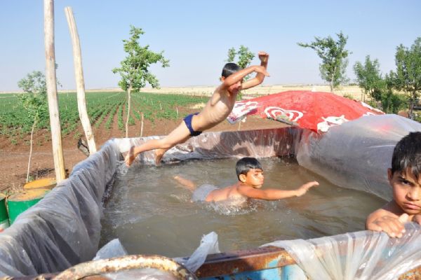 Sıcak bunaltınca römorku havuz yaptı