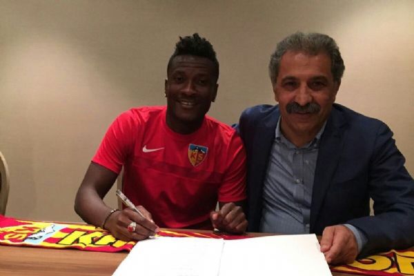 Yıldız golcü imzayı attı