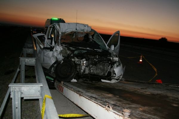 Önce kamyona arından bariyerlere çarptı: 3 ölü