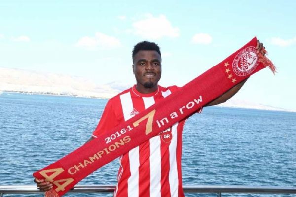 Olympiakos, Emenike'yi açıkladı
