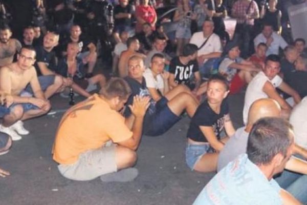 Türkler sokağa çıkamıyor! Ülkede büyük kriz